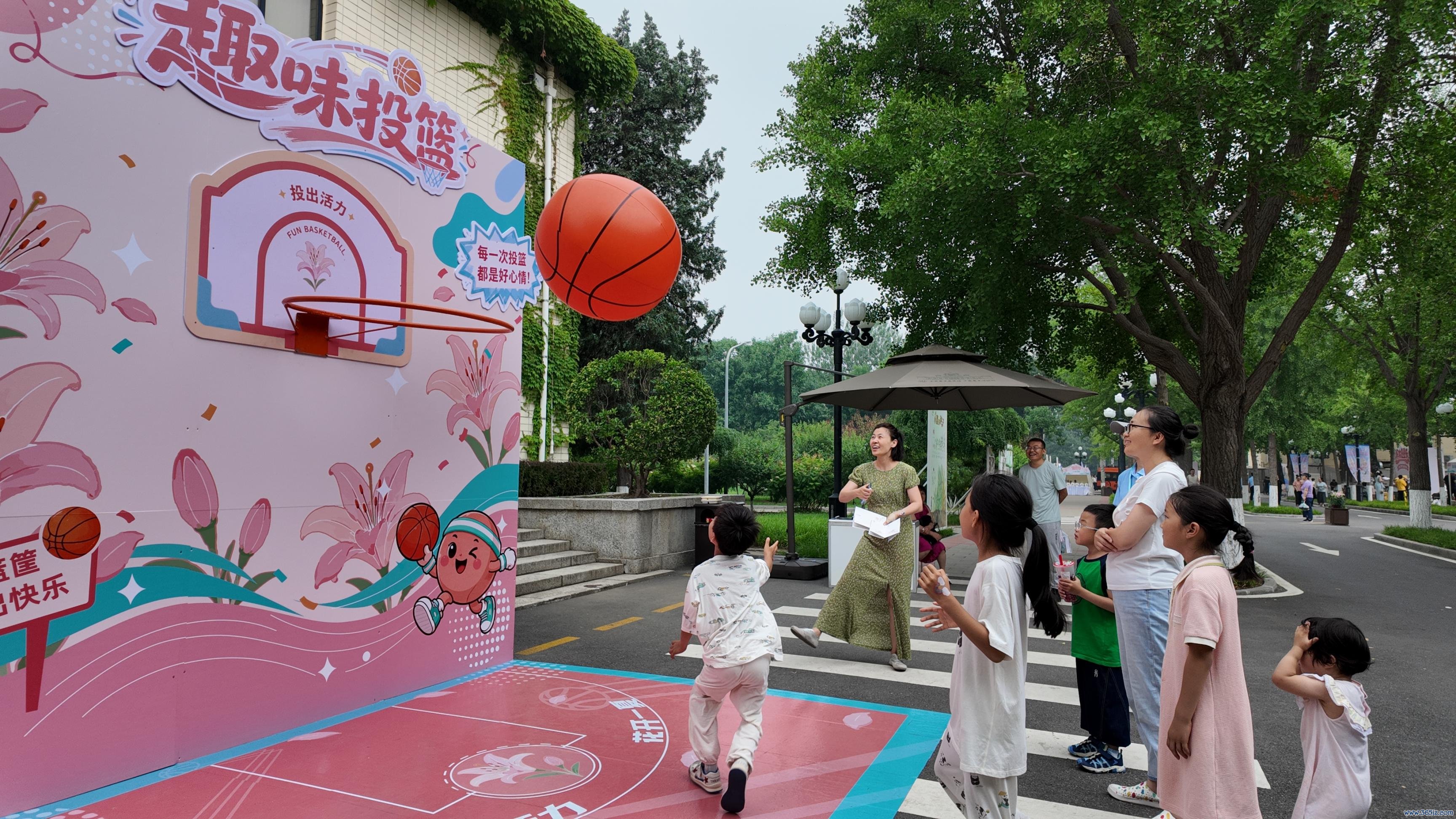 百合花节现场，孩子们正在风趣风趣投篮。东说念主民网记者 欧阳易佳摄